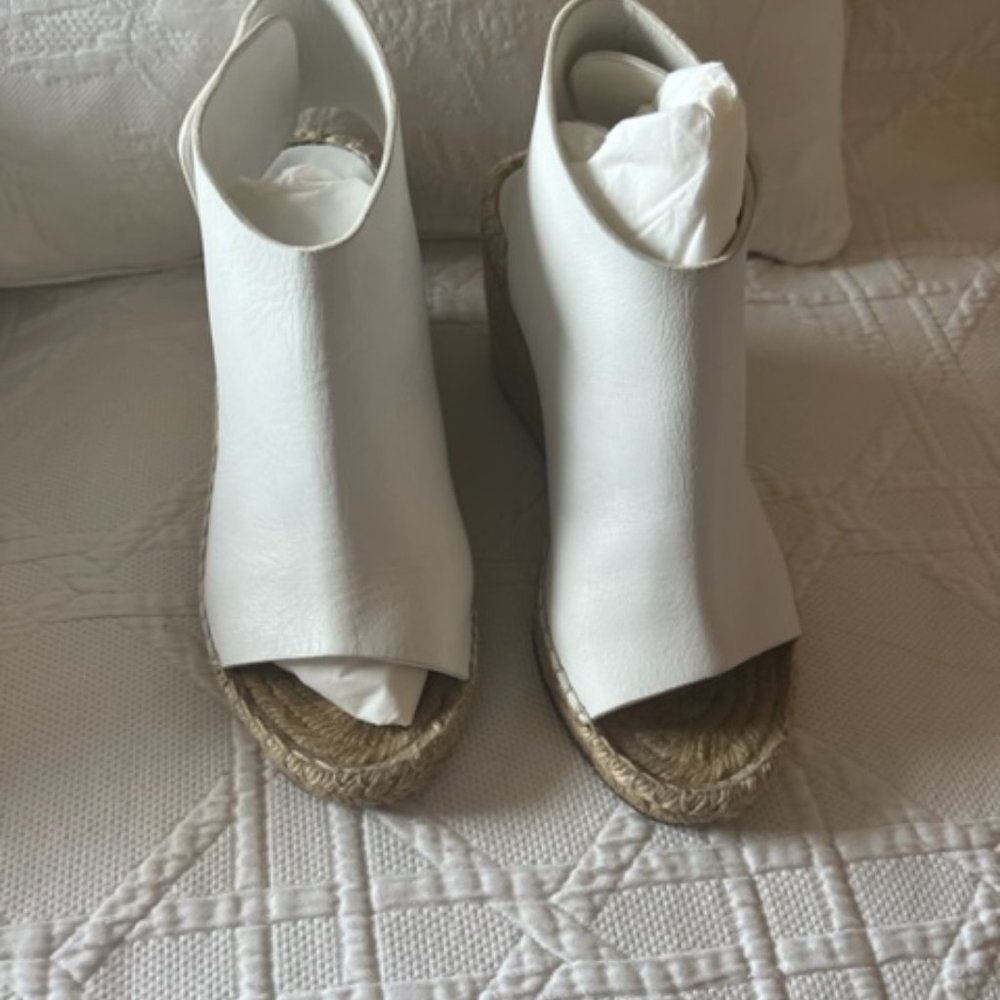 CELINE ESPADRILLES BEAUTIFUL CRISP WHITE SIZE 35 - WORN 3 OR 4 TIMES